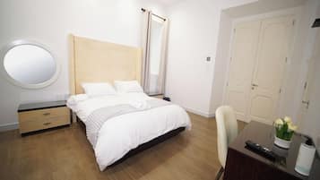 Comfort-Doppel- oder -Zweibettzimmer | Zimmersafe, Schreibtisch, laptopgeeigneter Arbeitsplatz