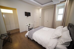 Camera Comfort con letto matrimoniale o 2 letti singoli | Una cassaforte in camera, una scrivania, postazione laptop