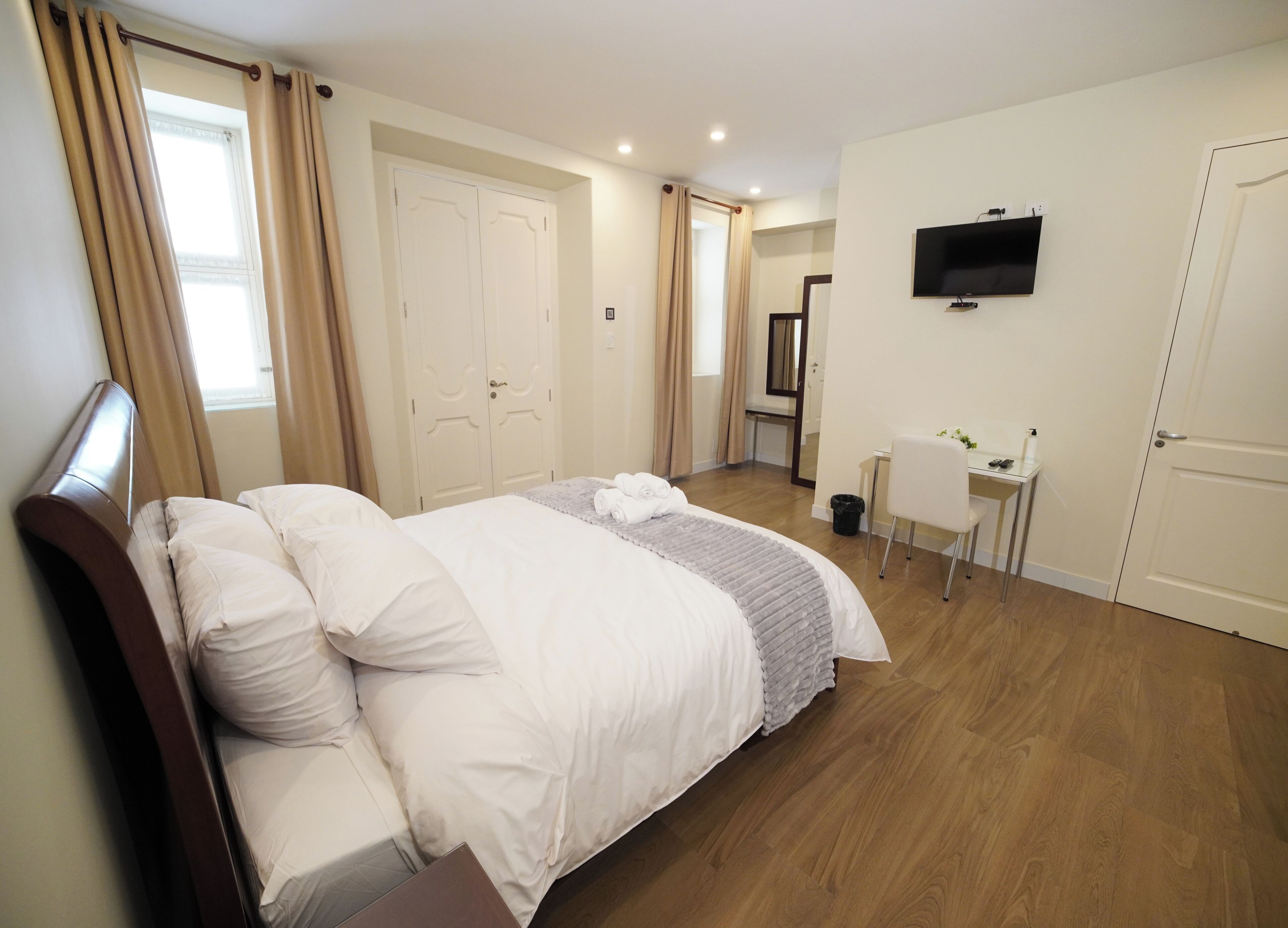 Habitación Confort con 1 cama doble o 2 individuales | Caja fuerte, escritorio, espacio para trabajar con un portátil