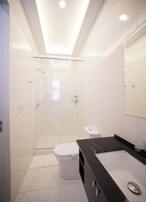 Camera Comfort con letto matrimoniale o 2 letti singoli | Bagno | Doccia, set di cortesia gratuito, asciugamani, sapone