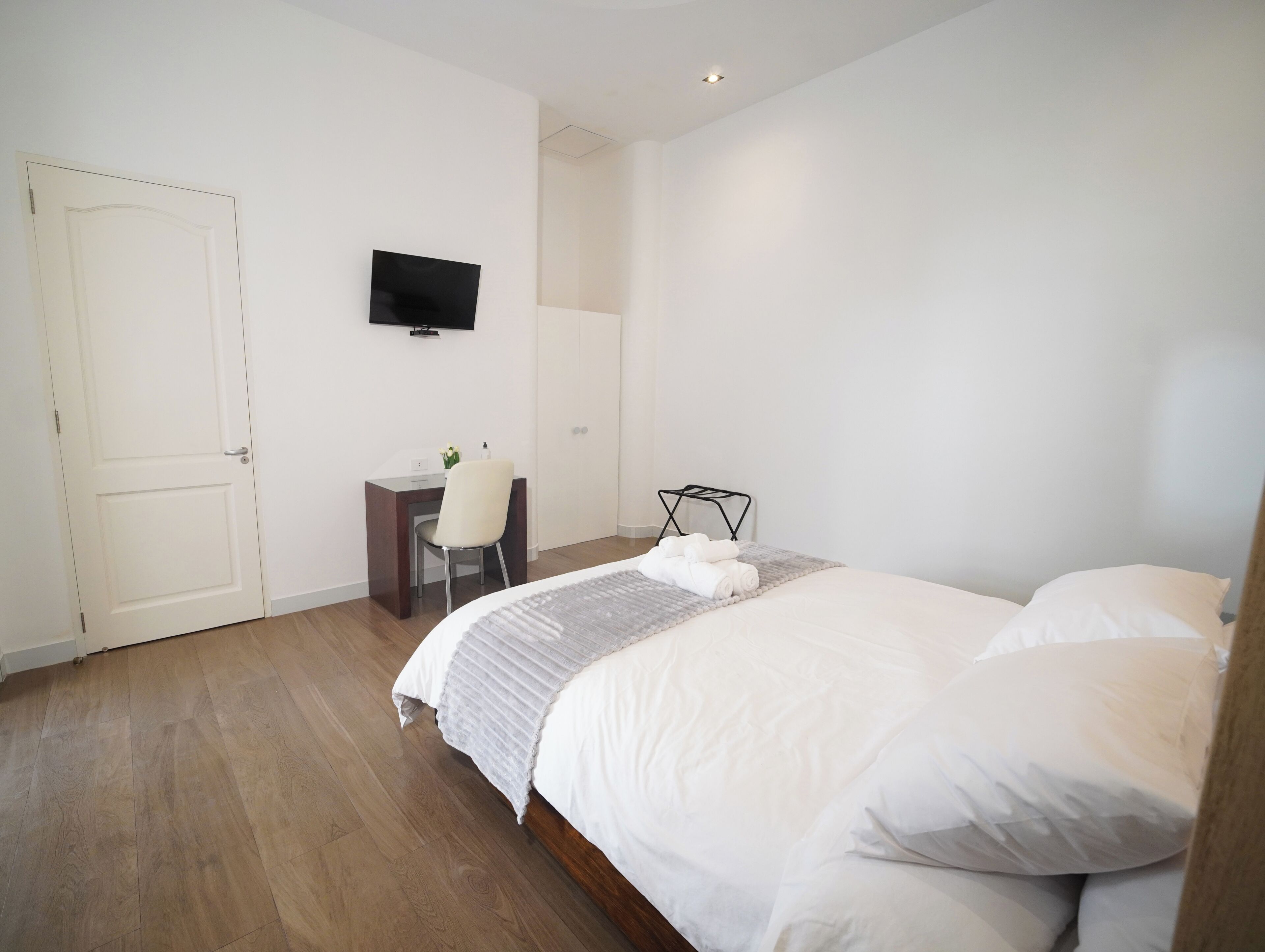Comfort-Doppel- oder -Zweibettzimmer | Zimmersafe, Schreibtisch, laptopgeeigneter Arbeitsplatz