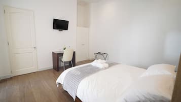 Comfort-Doppel- oder -Zweibettzimmer | Zimmersafe, Schreibtisch, laptopgeeigneter Arbeitsplatz
