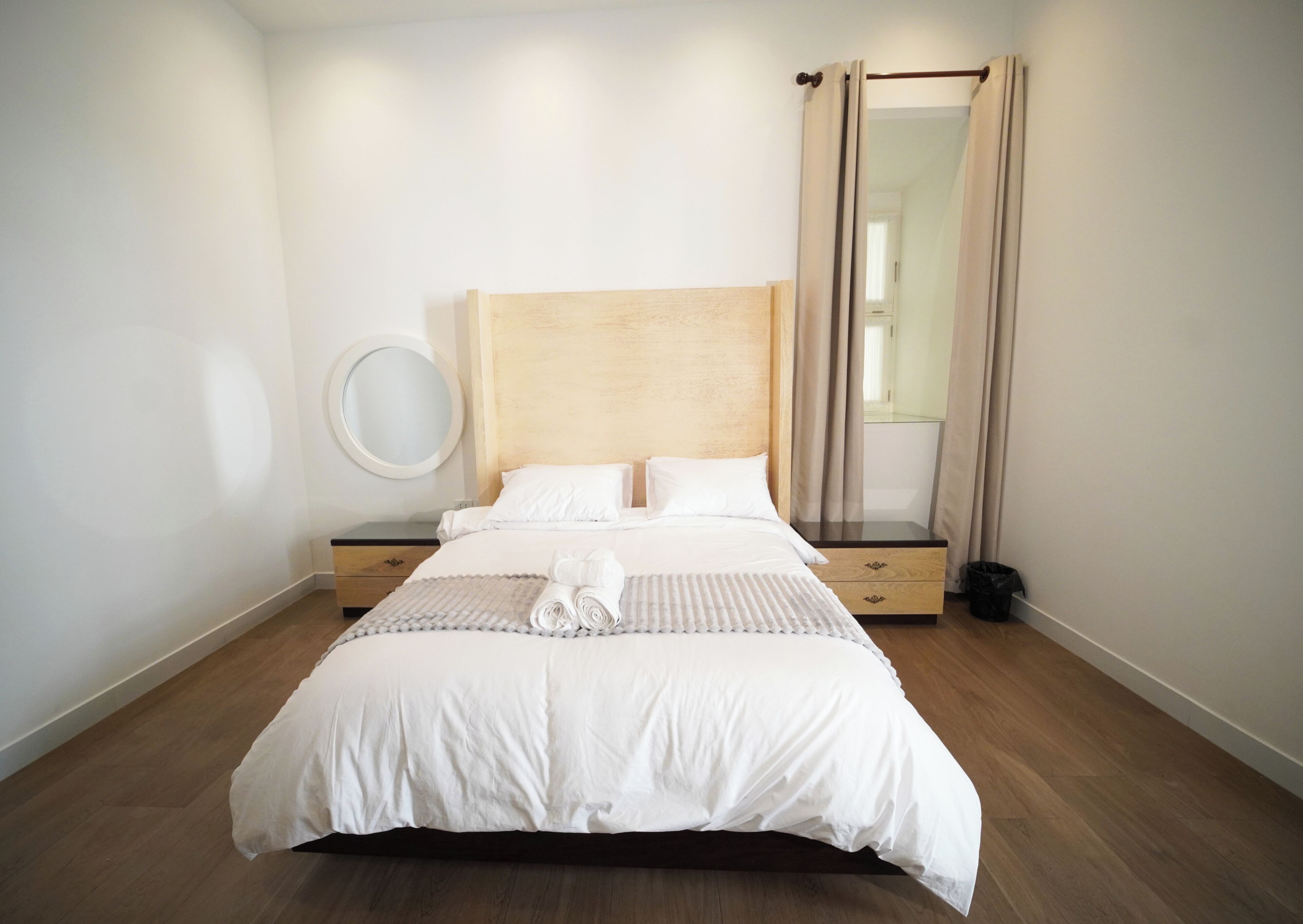 Habitación Confort con 1 cama doble o 2 individuales | Caja fuerte, escritorio, espacio para trabajar con un portátil