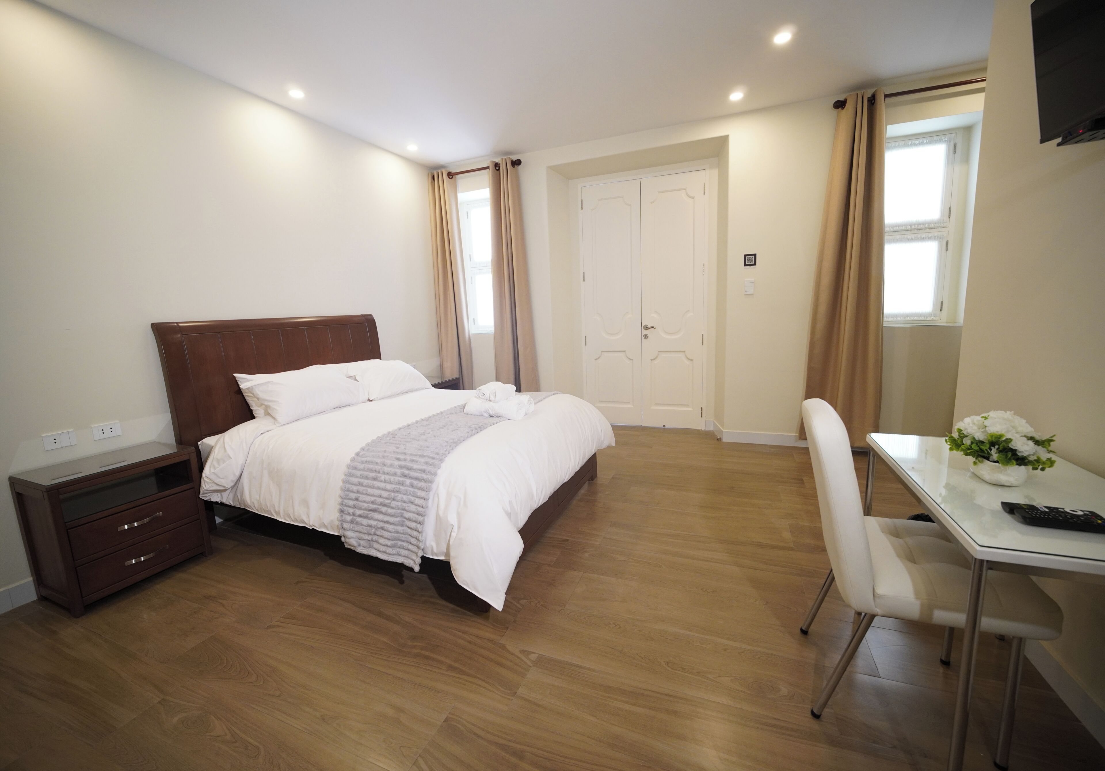 Habitación Deluxe con 1 cama doble o 2 individuales | Caja fuerte, escritorio, espacio para trabajar con un portátil