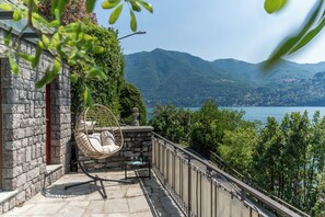 Terrace/patio - Lakefront Villa Giulia, PK, Hot Tub, Gym! (Carate Urio)