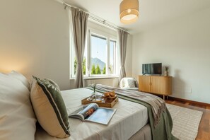5 bedrooms, iron/ironing board, WiFi, bed sheets - Lakefront Villa Giulia, PK, Hot Tub, Gym! (Carate Urio)