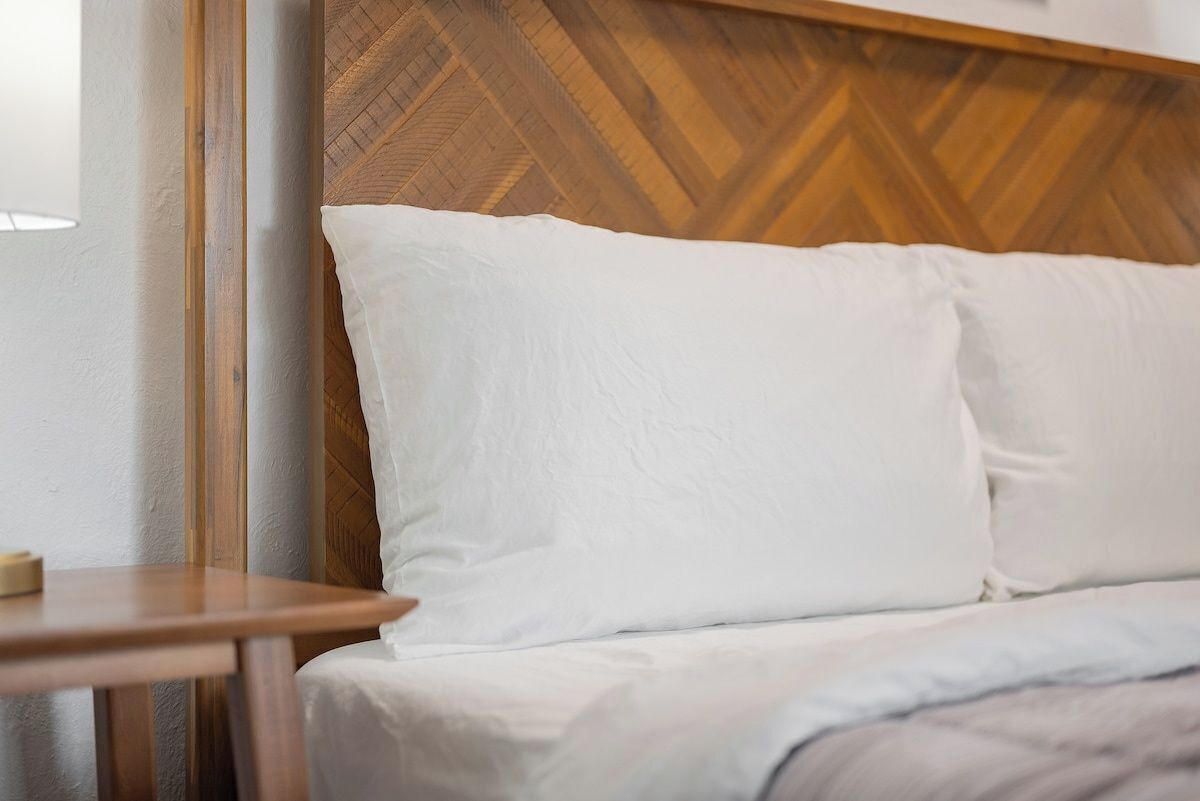 4 bedrooms, iron/ironing board, WiFi (free), bed sheets