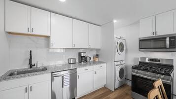 Coffee/tea maker, fridge, microwave, oven