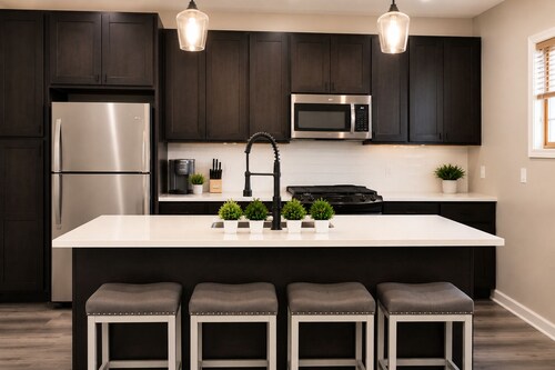 Modern Loft -Walk to Cleveland Clinic, UH & CWRU +Free Parking