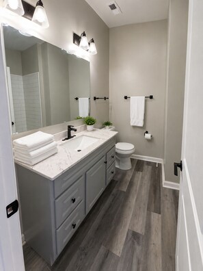 Hair dryer, towels, soap, toilet paper - Modern Loft -Walk to Cleveland Clinic, UH & CWRU +Free Parking (Cleveland)