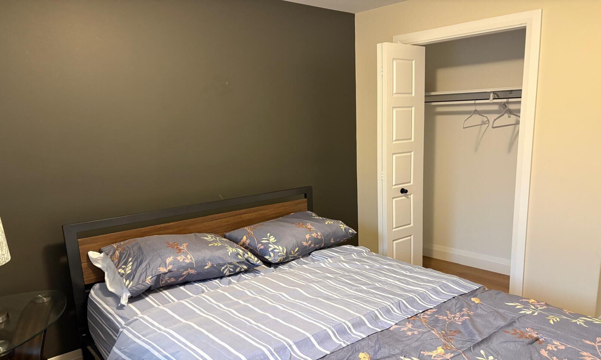 2 bedrooms, iron/ironing board, internet, bed sheets