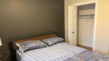 2 bedrooms, iron/ironing board, internet, bed sheets