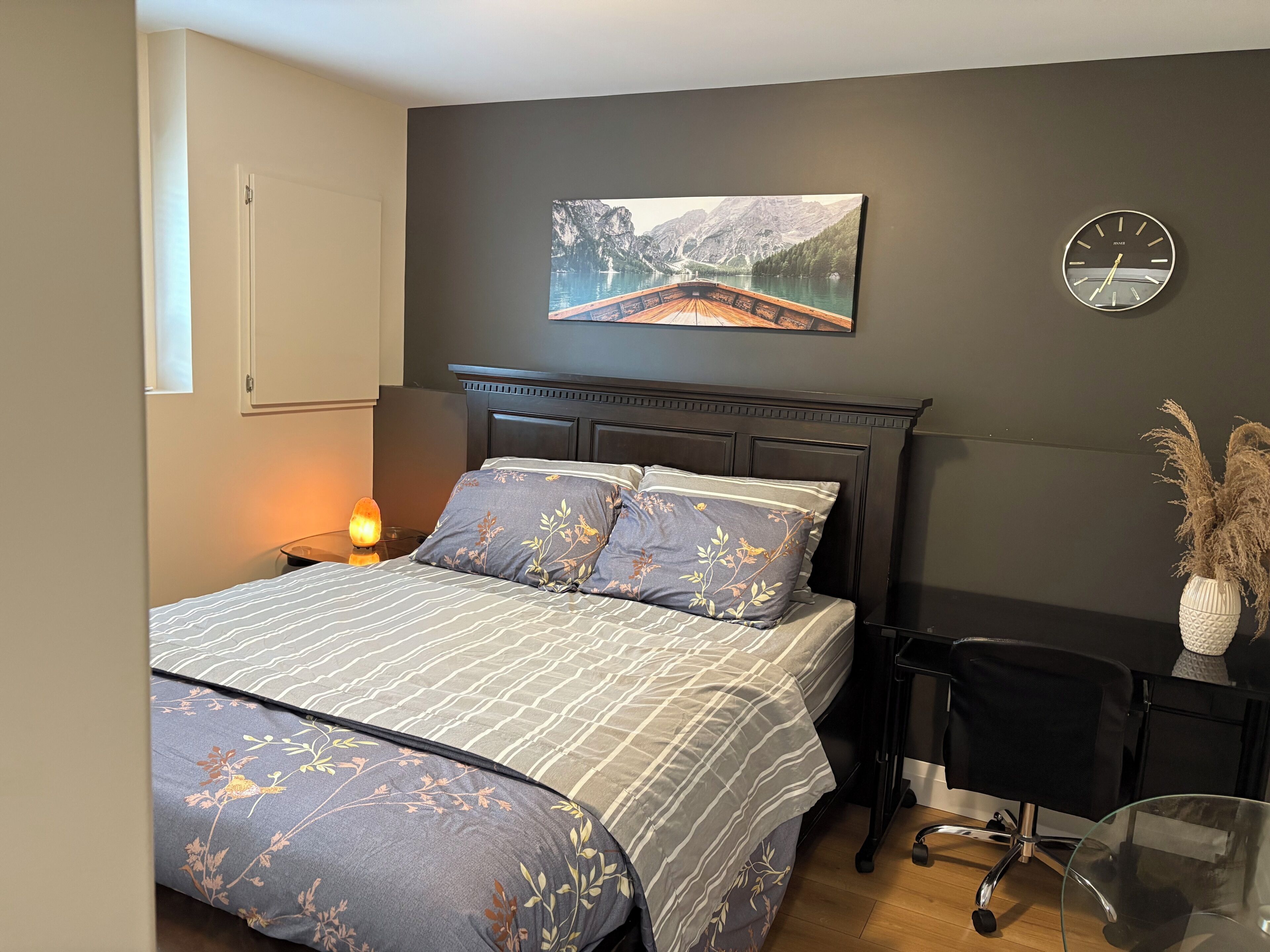 2 bedrooms, iron/ironing board, internet, bed sheets