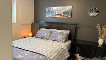 2 bedrooms, iron/ironing board, internet, bed sheets