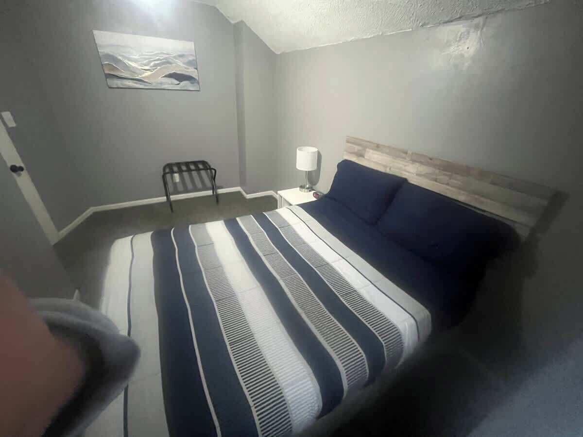 2 habitaciones, tabla de planchar con plancha, wifi y ropa de cama 