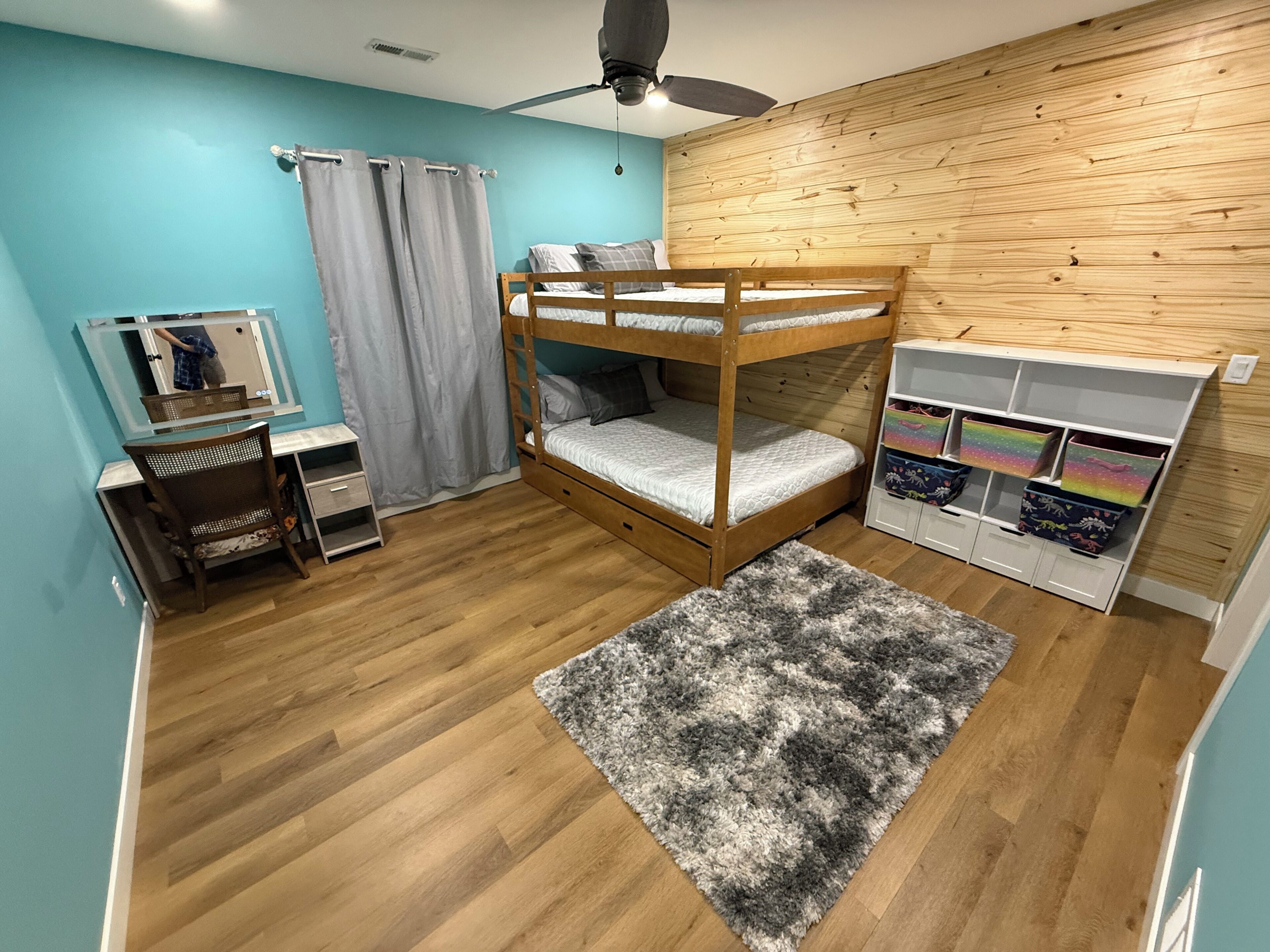 6 bedrooms, desk, iron/ironing board, WiFi (free)