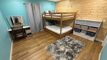 6 bedrooms, desk, iron/ironing board, WiFi (free)
