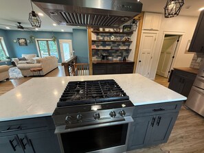 Kahvin-/teenkeitin, jääkaappi, mikroaaltouuni, uuni
