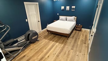 Escritorio, tabla de planchar con plancha, wifi gratis y ropa de cama