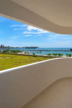 A modern interior with a curved ceiling and a view of a marina and beach. - Refugio en el Mar Despierta frente al Caribe (Porlamar)