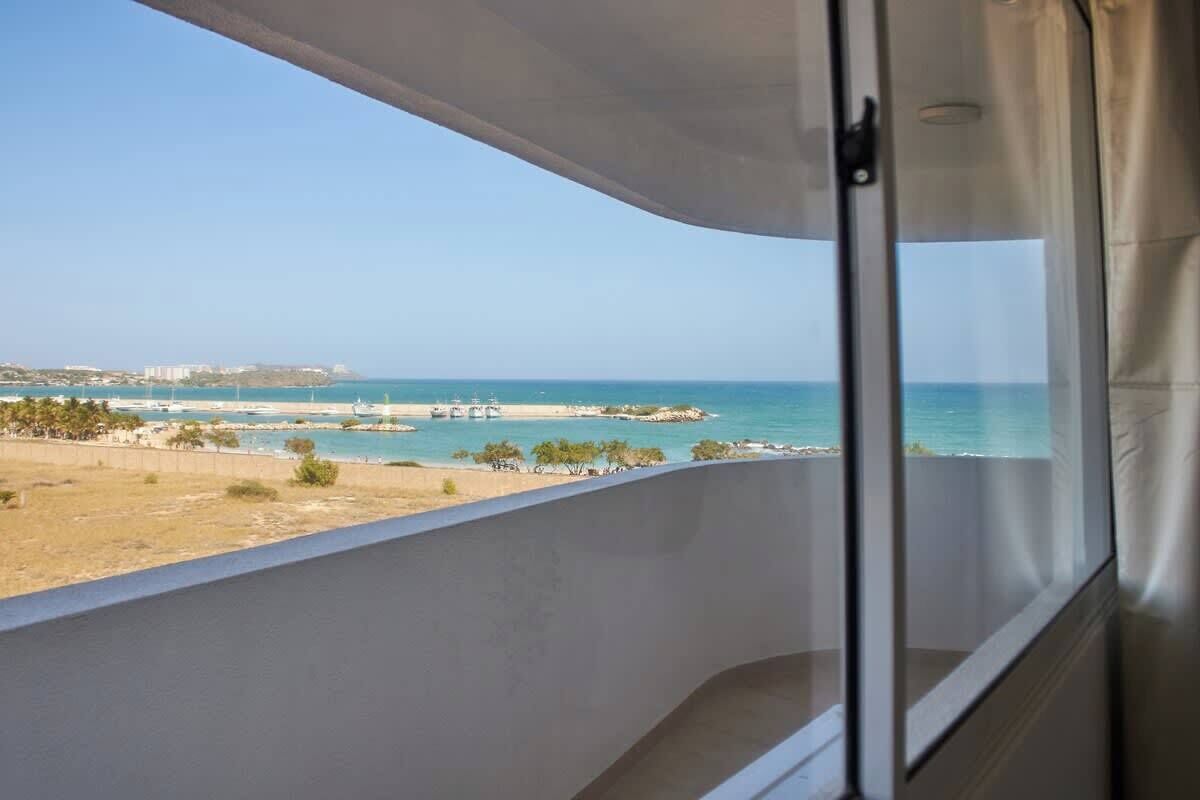 Un balcone con vista sulla spiaggia e sul mare.