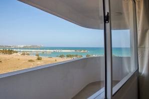A balcony with a view of a beach and the sea. - Refugio en el Mar Despierta frente al Caribe (Porlamar)