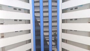 A multi-story building with a central atrium, surrounded by balconies and greenery. - Refugio en el Mar Despierta frente al Caribe (Porlamar)