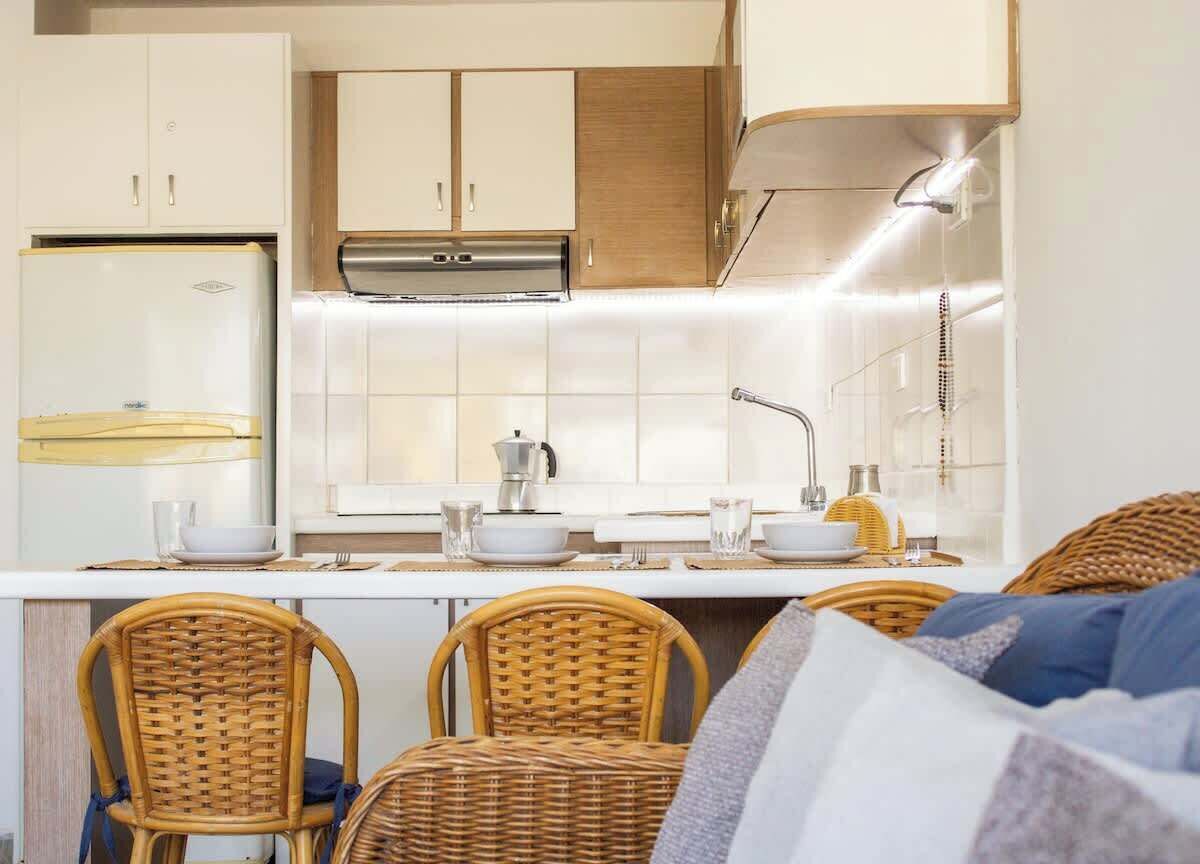 Coffee/tea maker, fridge, microwave, stovetop