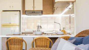 Coffee/tea maker, fridge, microwave, stovetop