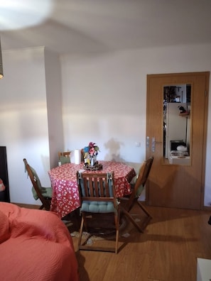 Dormitorio compartido, 1 habitación | Comedor
