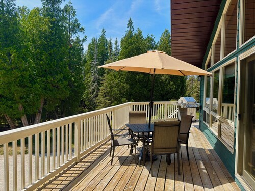 Tealwood Cottage - Peaceful 2BR Forest Getaway in Tobermory