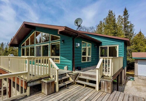 Tealwood Cottage - Peaceful 2BR Forest Getaway in Tobermory