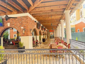 Outdoor dining - Spacious condo resort and water park in Kissimmee Florida. (Kissimmee)