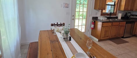 Coffee/tea maker, fridge
