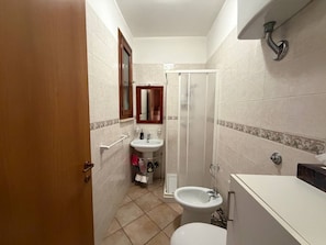 Dusche, Haartrockner, Bidet, Handtücher