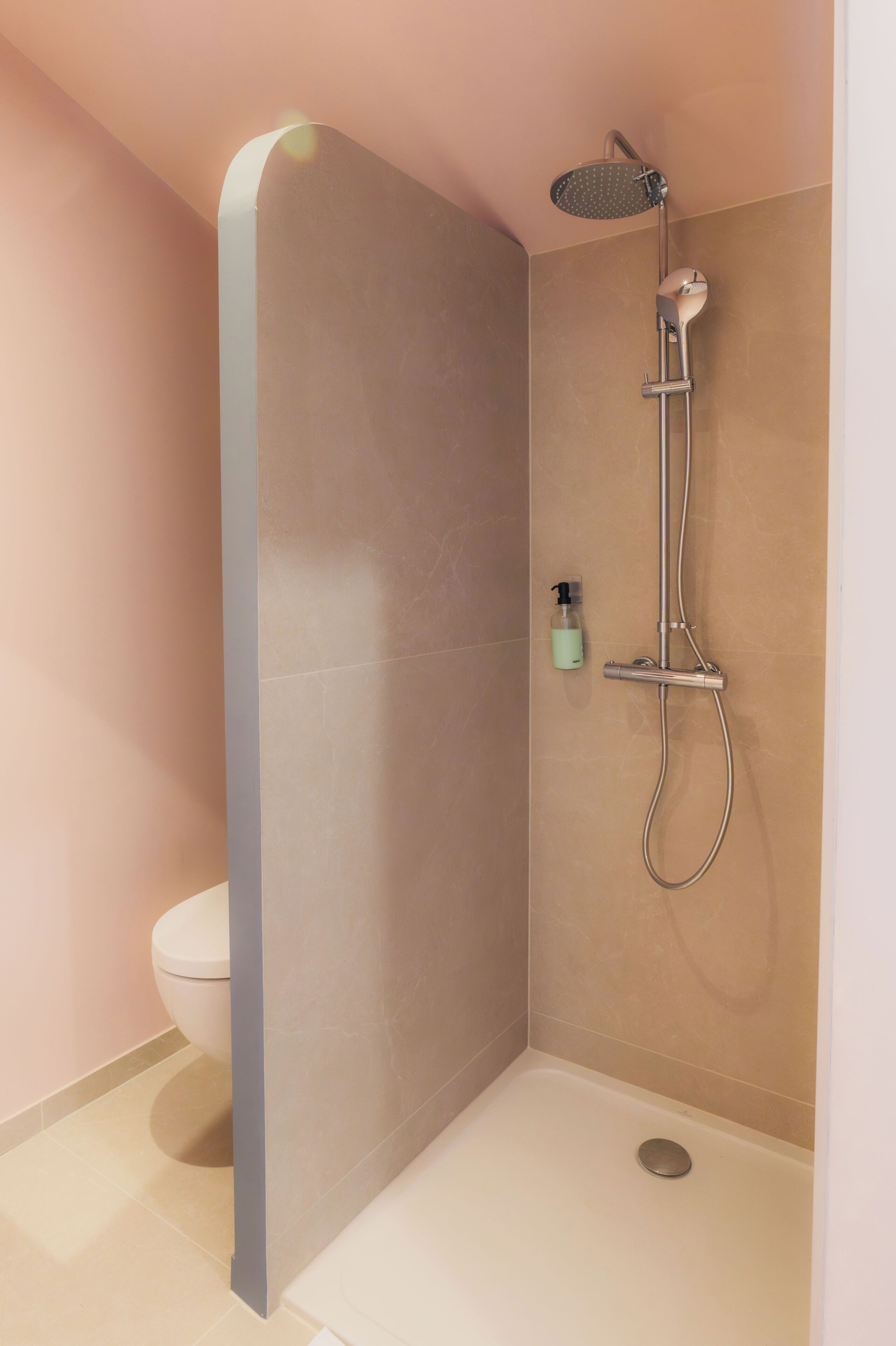 Comfort-Doppelzimmer | Badezimmer | Dusche, Haartrockner, Handtücher, Seife