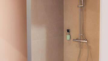 Comfort-Doppelzimmer | Badezimmer | Dusche, Haartrockner, Handtücher, Seife
