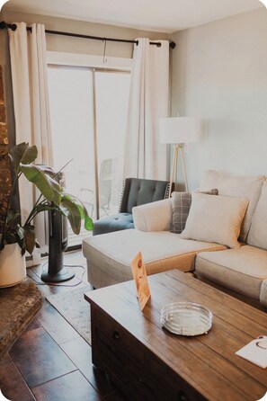 Living area - Quaint 2-bedroom cottage in tranquil Durango perfect for relaxing (Durango)