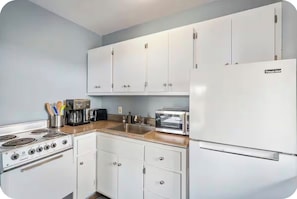 Coffee/tea maker, fridge, microwave, oven - Quaint 2-bedroom cottage in tranquil Durango perfect for relaxing (Durango)