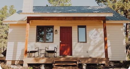 Quaint 2-bedroom cottage in tranquil Durango perfect for relaxing
