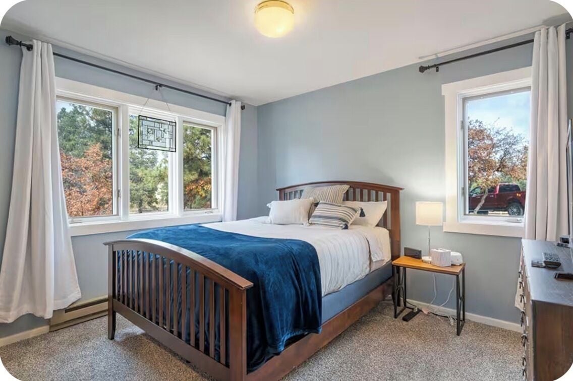 Desk, iron/ironing board, WiFi (free), bed sheets
