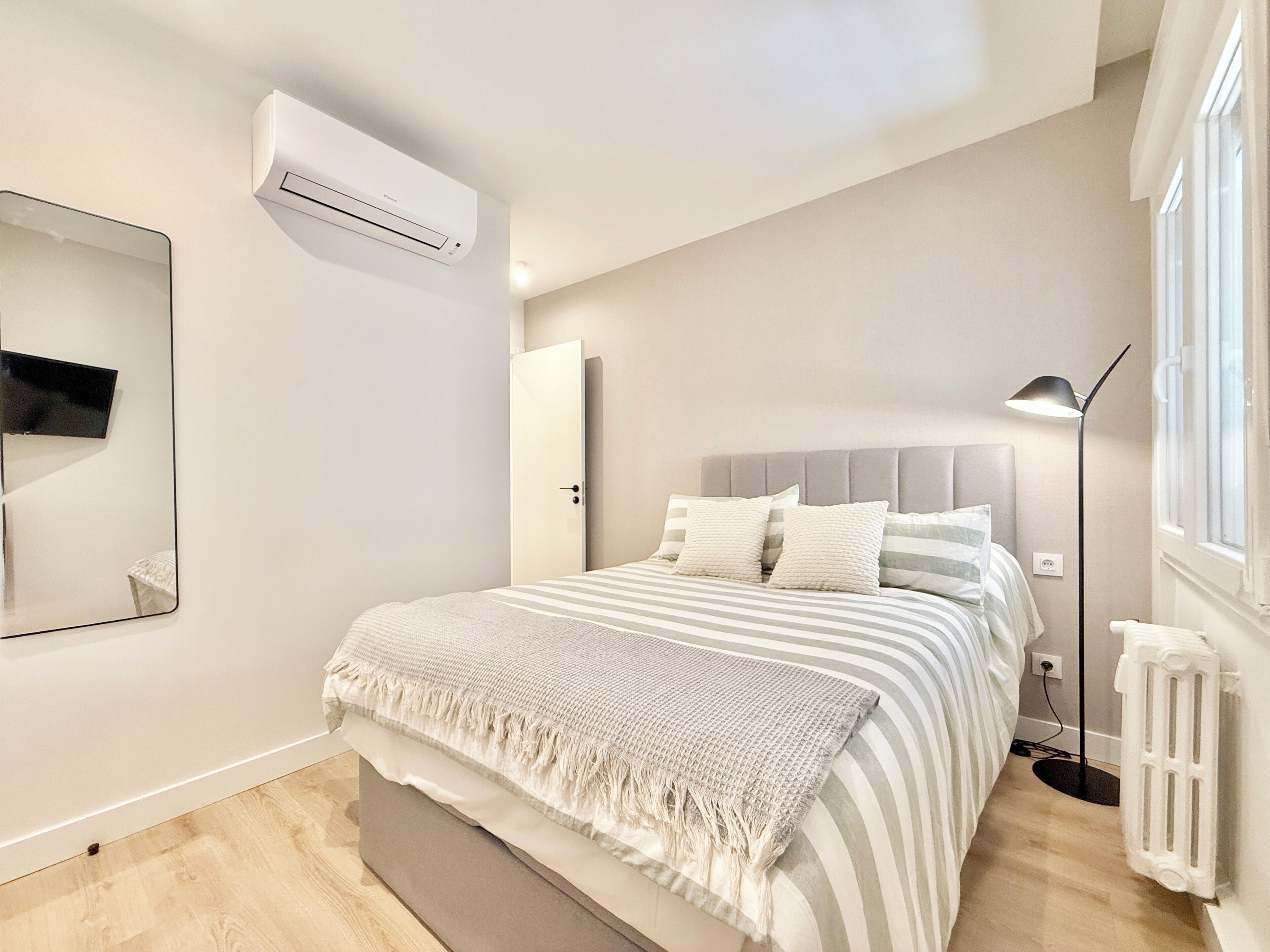 3 bedrooms, iron/ironing board, internet, bed sheets
