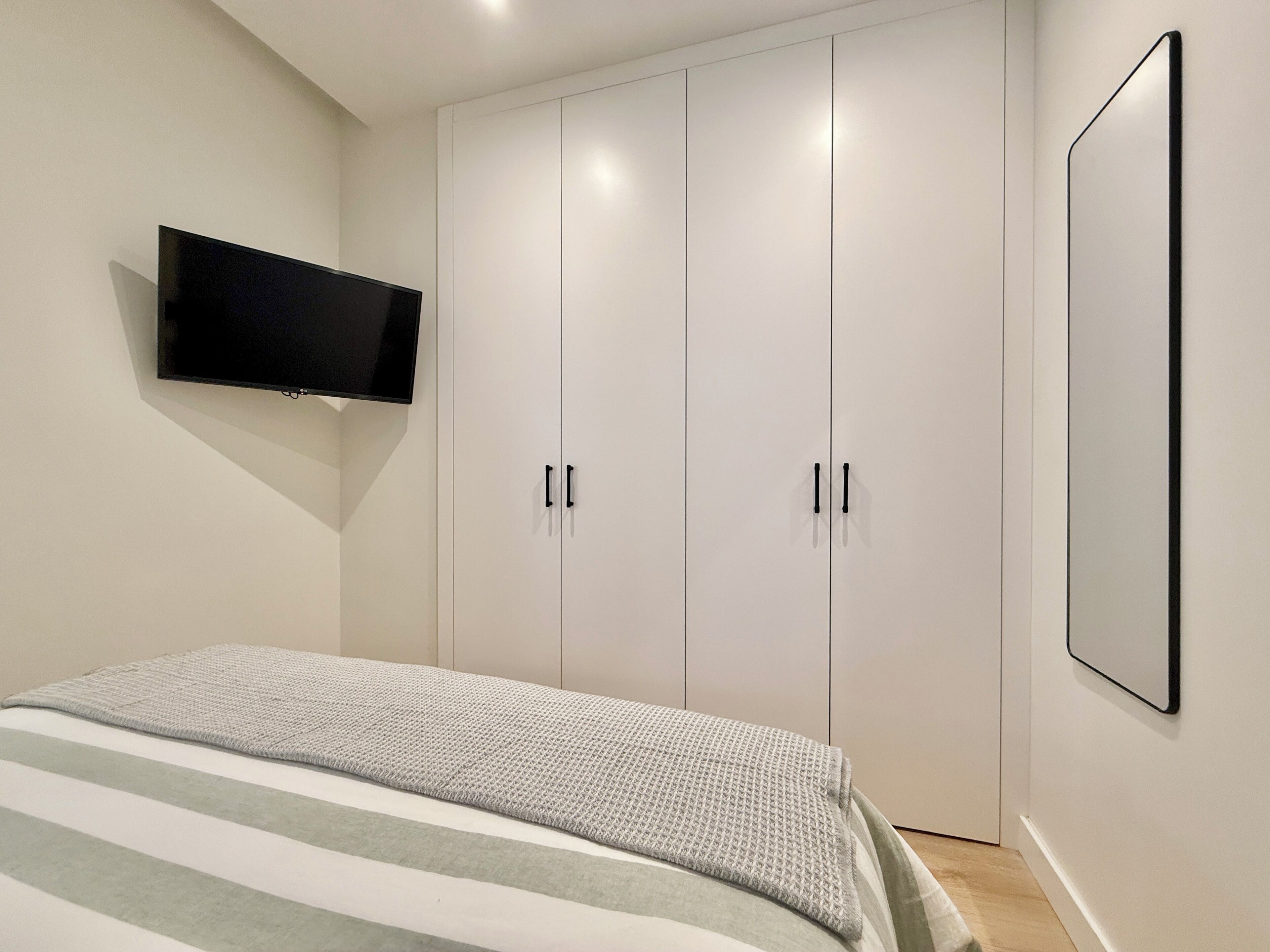 3 habitaciones, tabla de planchar con plancha, internet y ropa de cama 