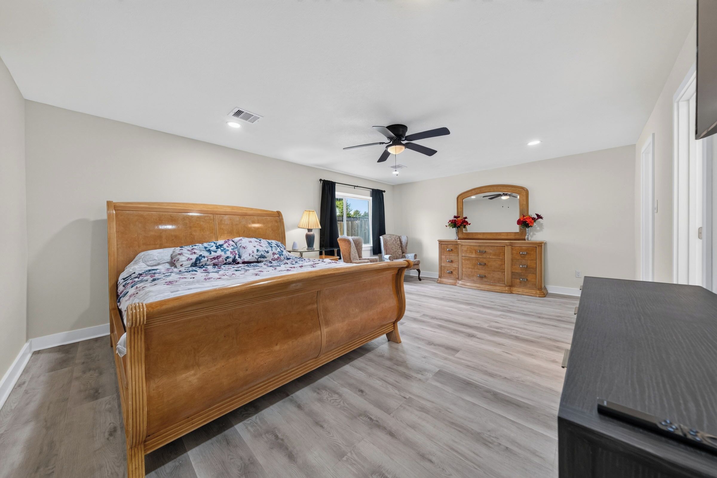 4 bedrooms, iron/ironing board, WiFi (free), bed sheets