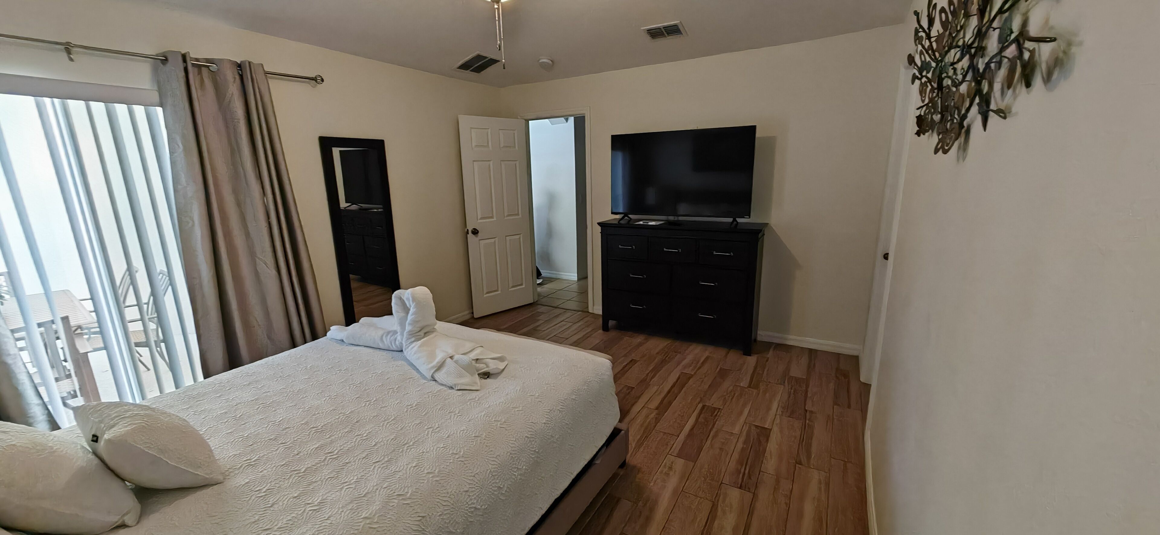 4 bedrooms, iron/ironing board, WiFi (free), bed sheets