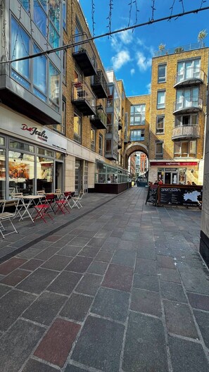 Outdoor dining - Bright & Spacious One Bedroom Apartment in the City Centre (dublin)
