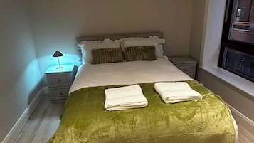 Tabla de planchar con plancha, wifi gratis y ropa de cama
