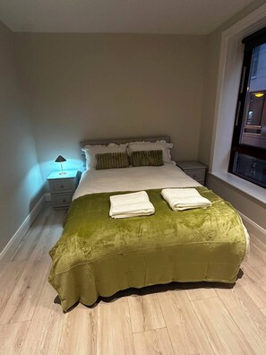 Room - Bright & Spacious One Bedroom Apartment in the City Centre (dublin)