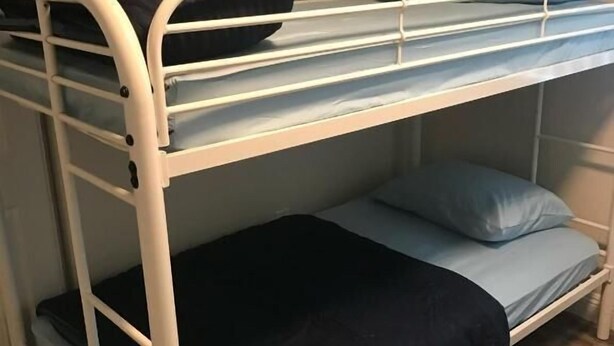 Un lit superposé avec un lit en bas et un lit en haut.