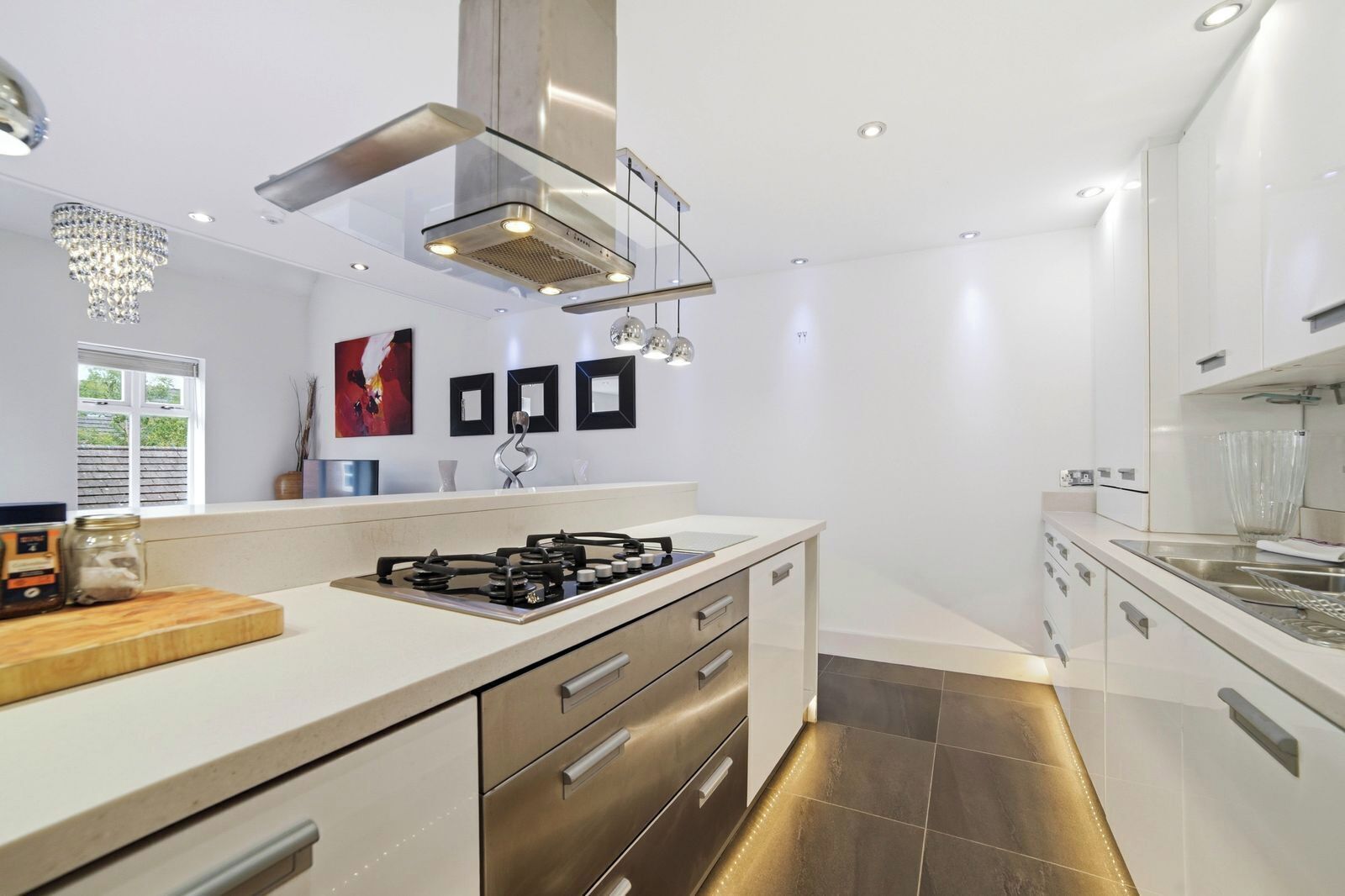 Una cocina moderna con estufa a gas, electrodomésticos de acero inoxidable y un diseño elegante.